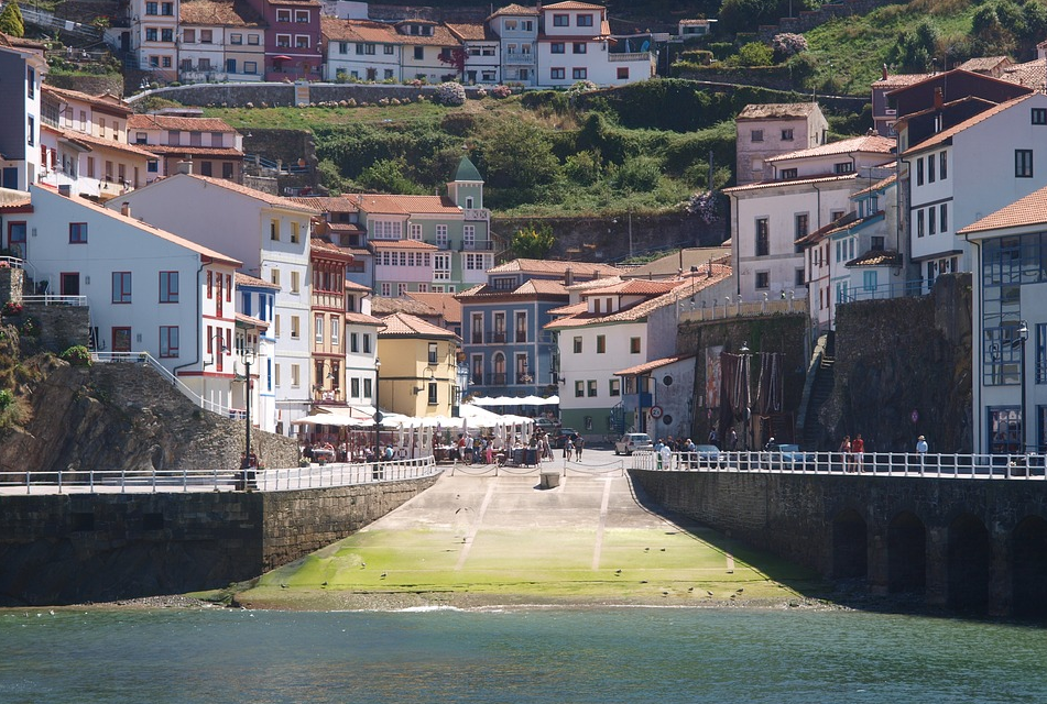 Vecinos y bancos adeudan 32 millones de euros a las comunidades de propietarios en Asturias
